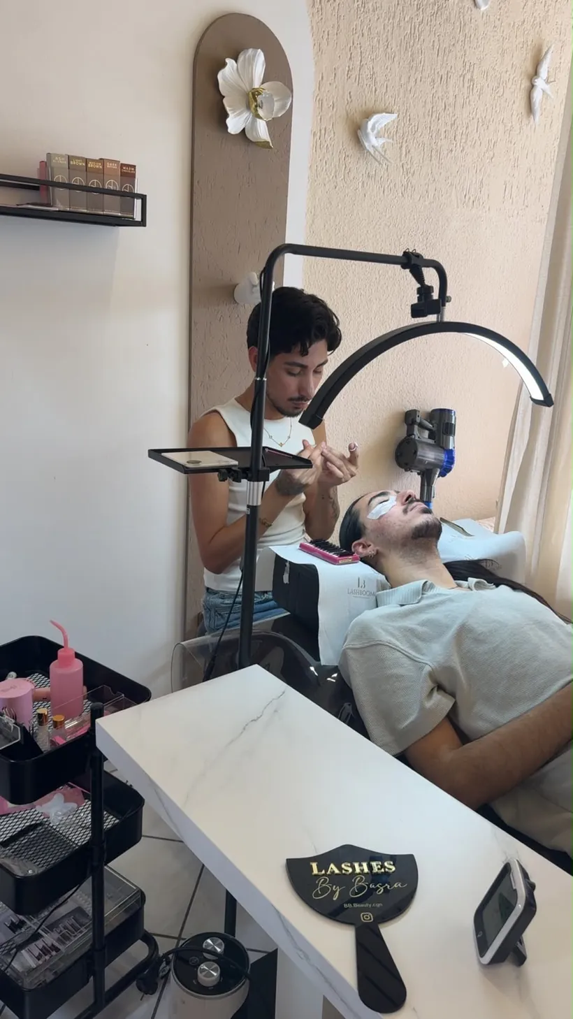 Absolvent:in bei der Wimpernverlängerung an der eigenen Liege im Studio