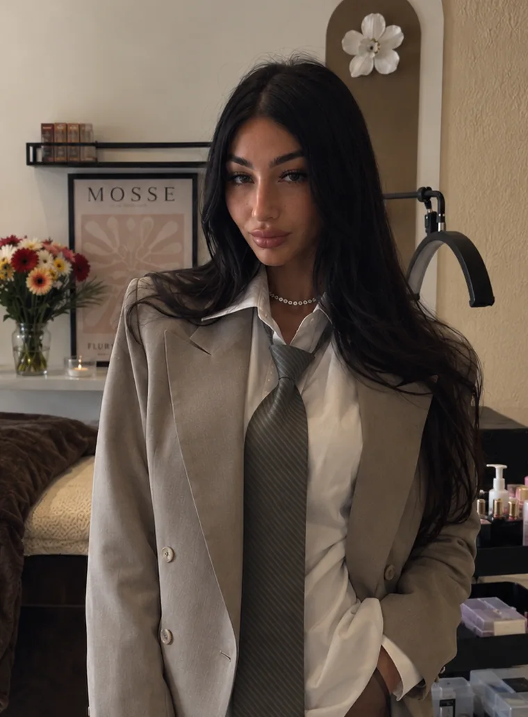 Büsra Tasdemir, Inhaberin von BB Beauty, in der Lash & Brow Bar ihres Studios in Köln-Porz